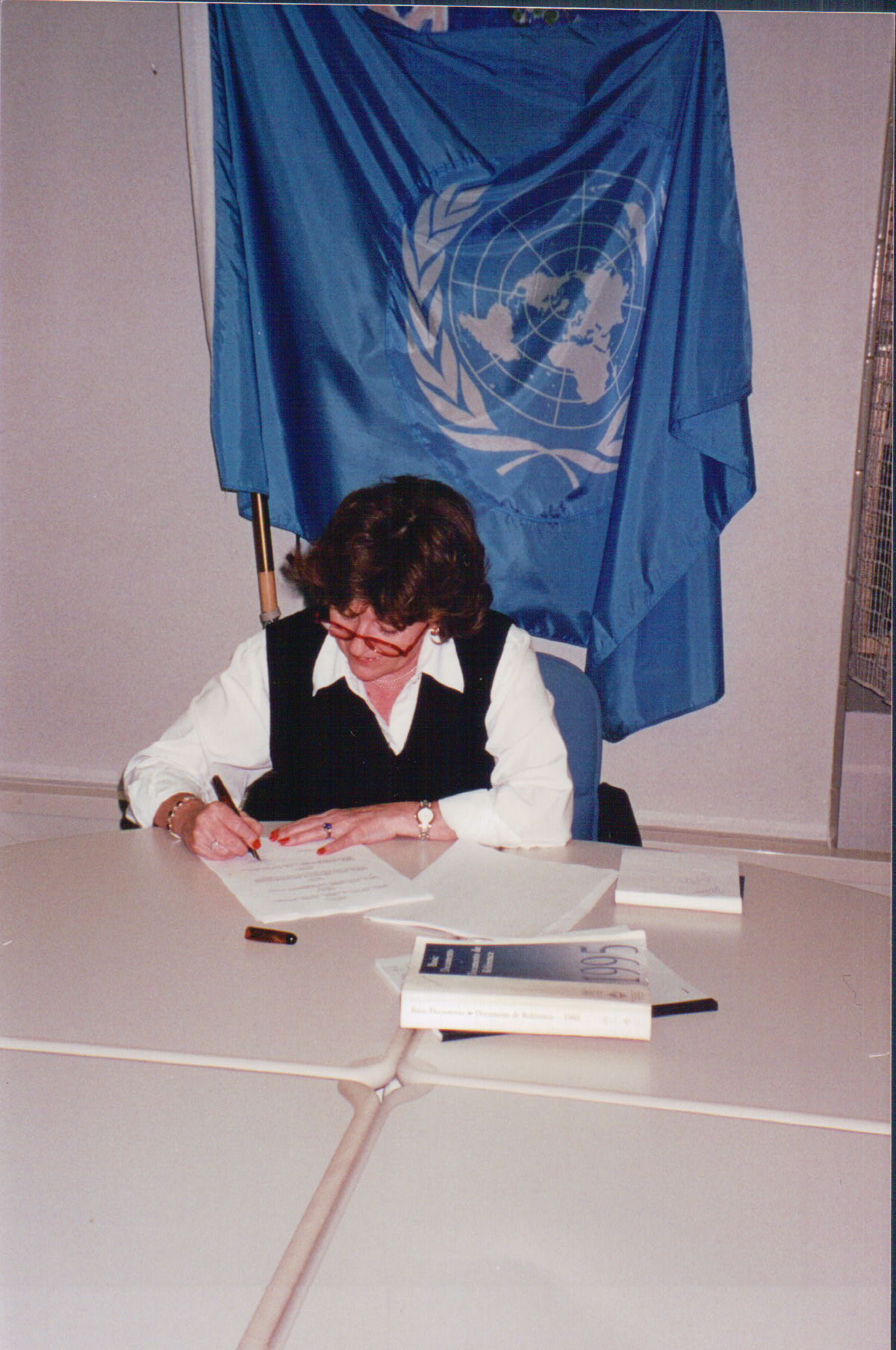 Signing the Indictment versus Slobodan Milošević, The Hague, 22 May 1999, photo provided by Mr Graham Blewitt